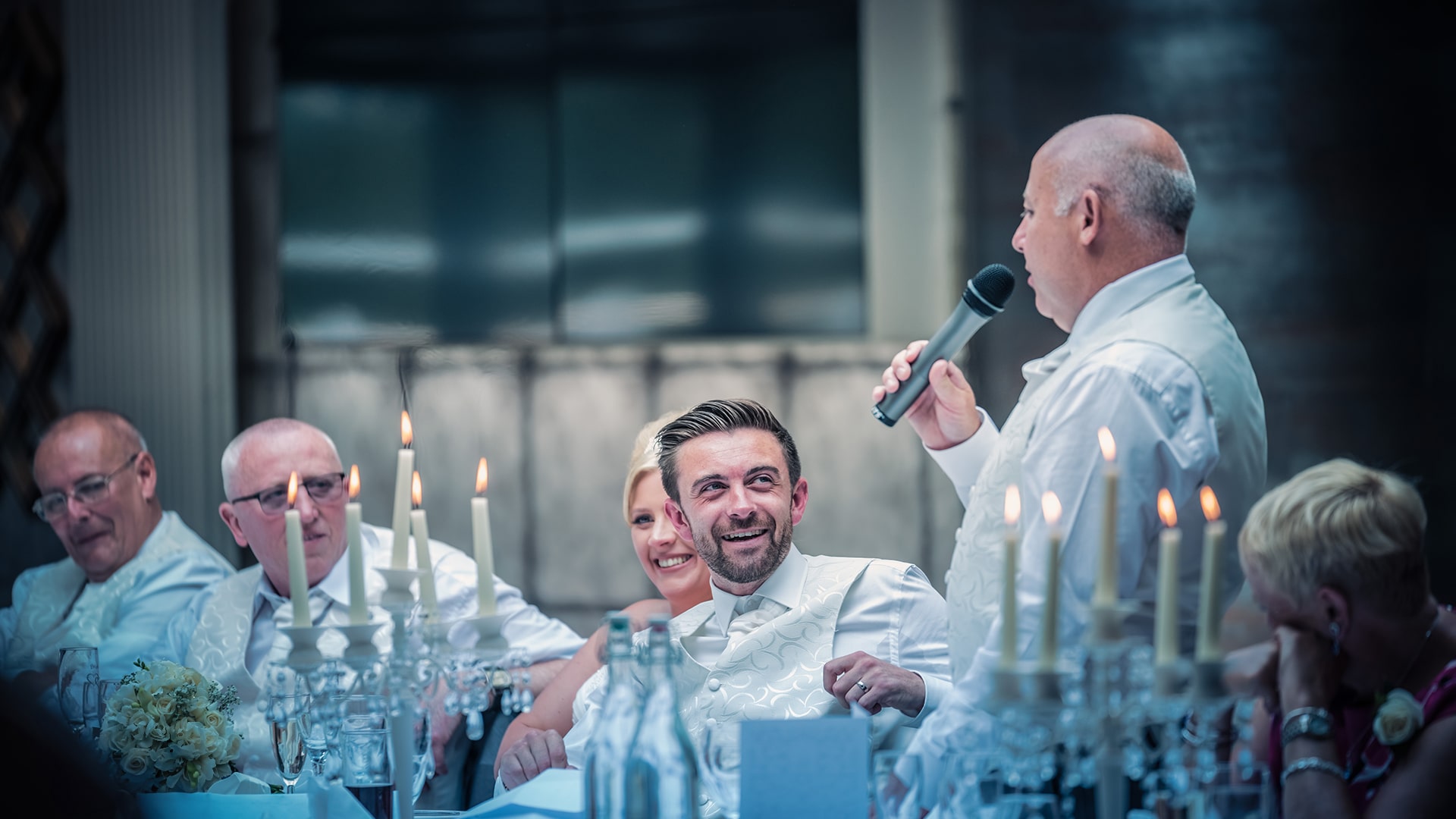 the best man doing a speech with a microphon in his hand